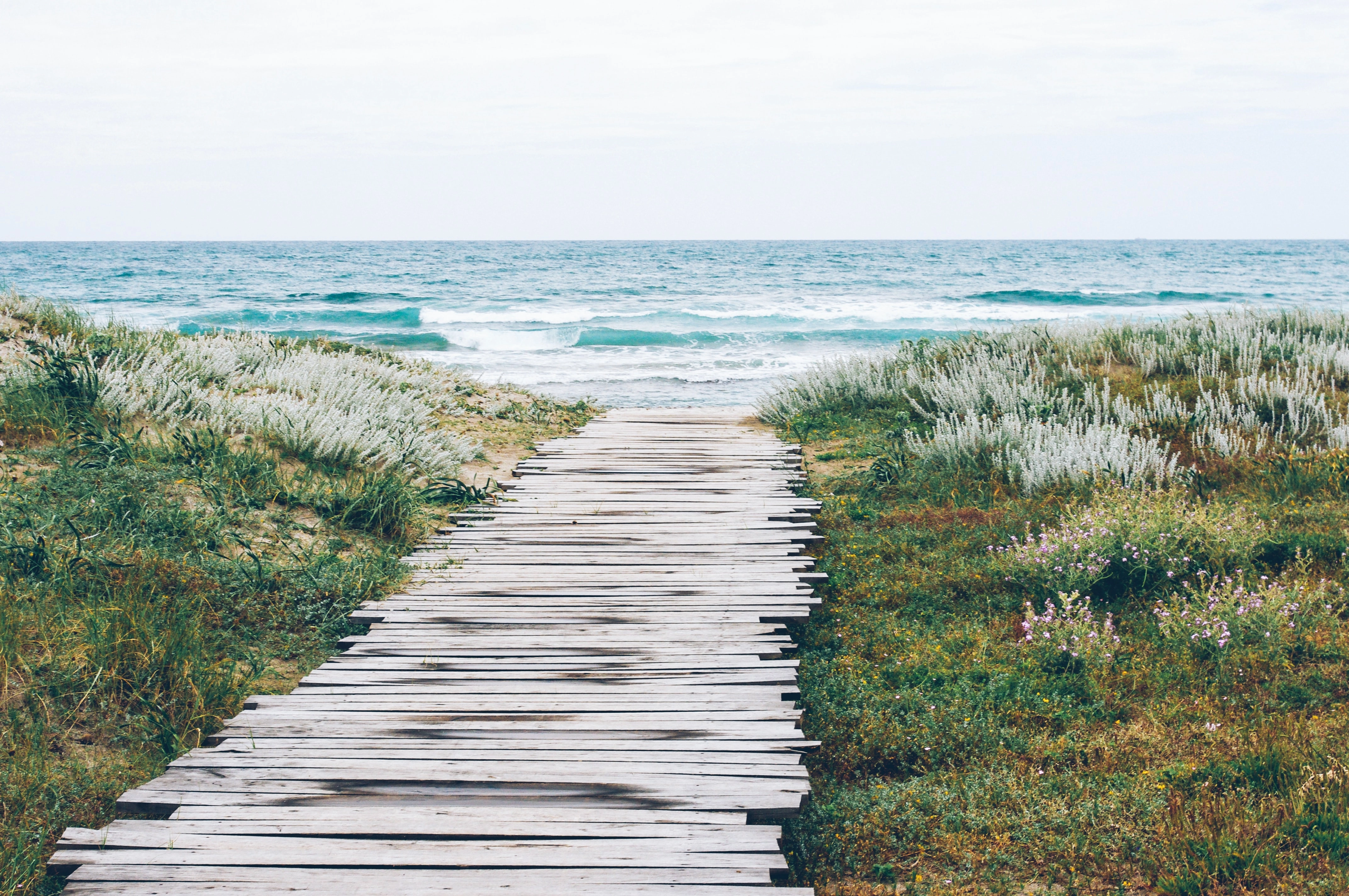 Chemin en bois vers la plage