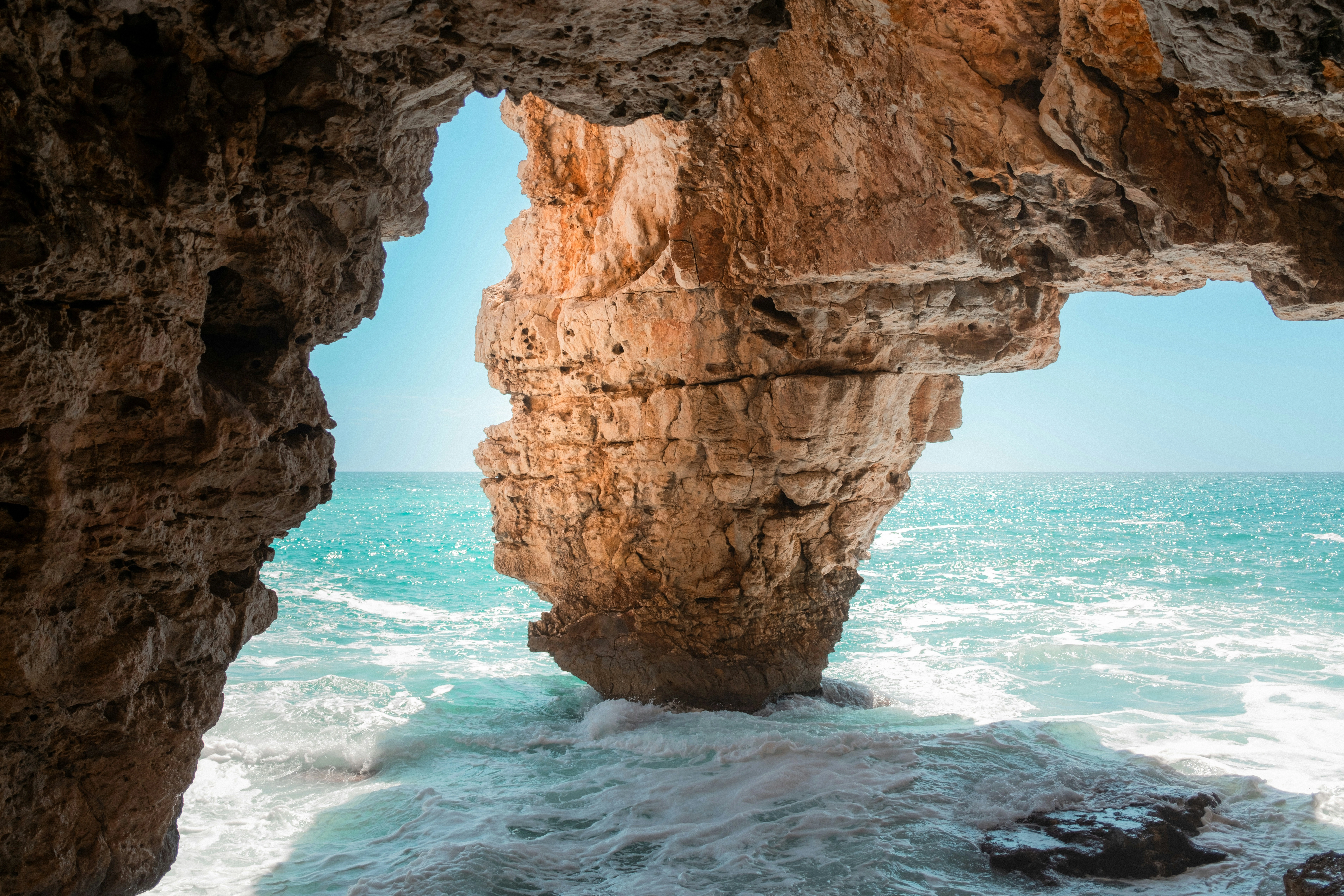 Colonne de roche dans la mer