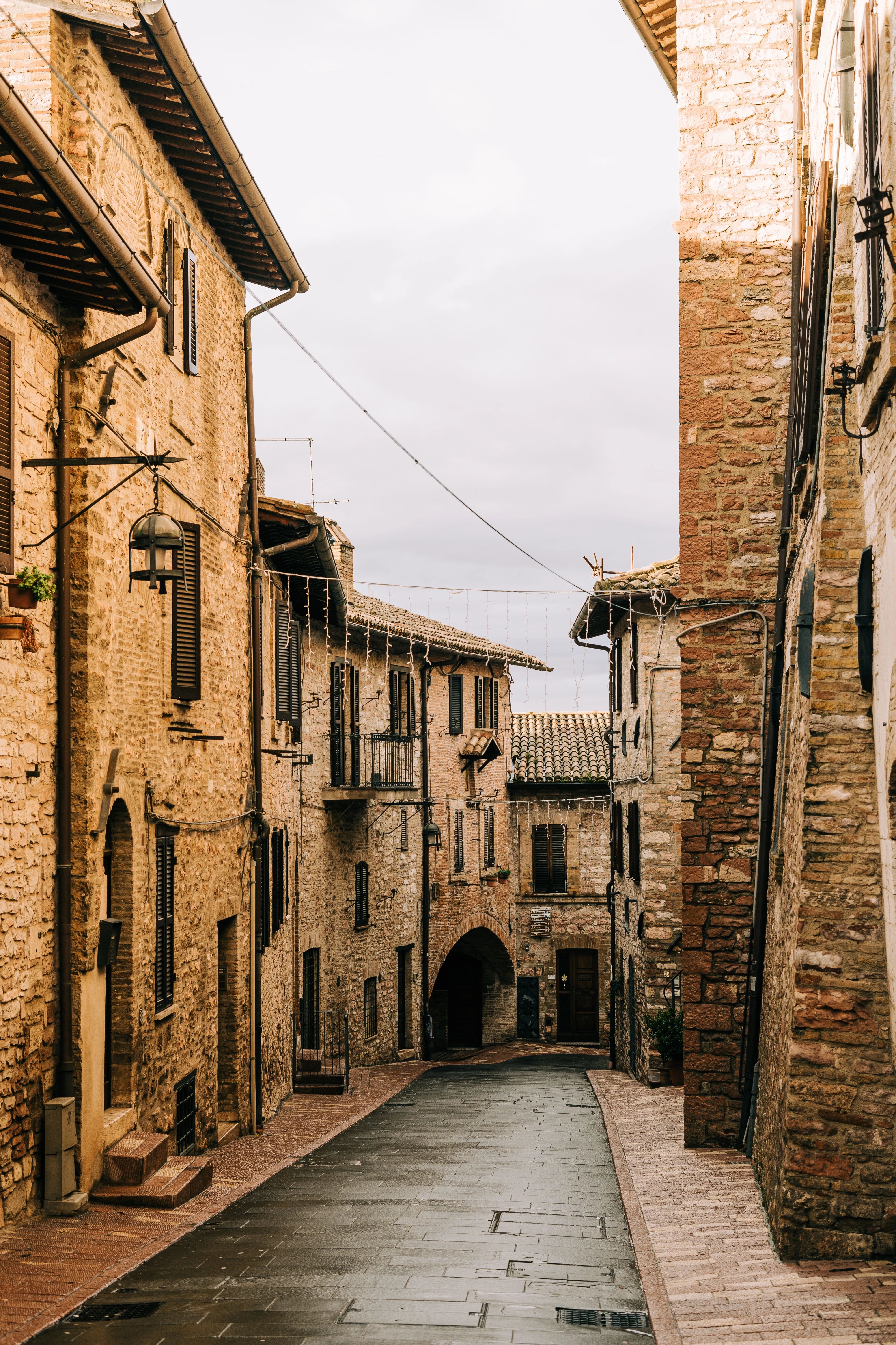 Une rue médiévale de la ville d'Assise, Ombrie, Italie